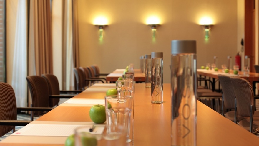 Tagungsraum Berlin II parlamentarische Sitzordnung relexa hotel Berlin - Tagungsraum Berlin II parlamentarische Sitzordnung